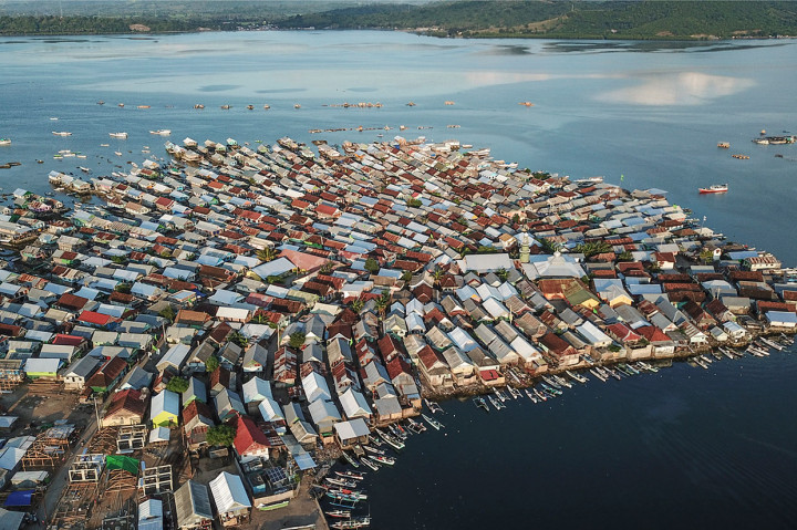 Foto udara permukiman padat warga di Pulau Bungin, Kecamatan Alas, Sumbawa Besar, Kabupaten Sumbawa, NTB, Selasa, 9 April 2019.