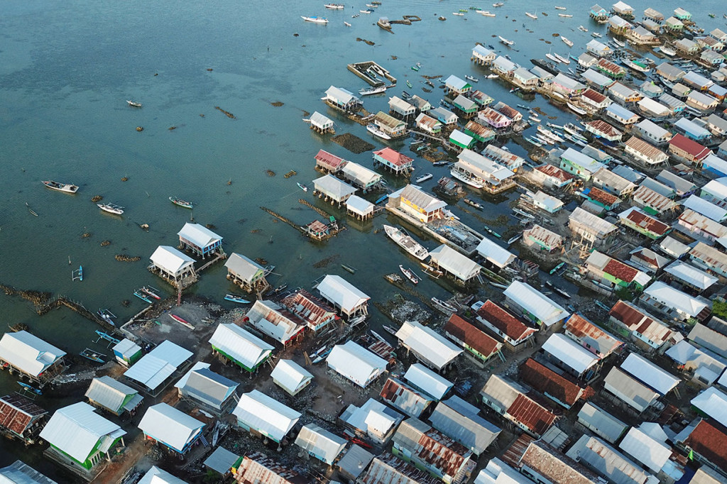 Pulau seluas 8,5 hektar tersebut dijuluki pulau terpadat di dunia, dimana rumah-rumah di pulau tersebut dibangun di atas gundukan pasir dan karang yang saling berdempetan dan nyaris tidak ada ruang yang tersisa.