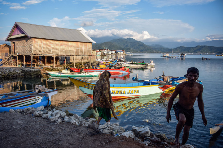 Pulau tersebut sebagian besar dihuni oleh Suku Bajo yang berasal dari Sulawesi Selatan. Setiap tahun pulau yang sangat padat ini terus bertambah luasnya karena adanya reklamasi untuk menampung penambahan keluarga yang baru menikah. Rata-rata di setiap tahunnya, bertambah 100 buah rumah baru di Pulau Bungin.