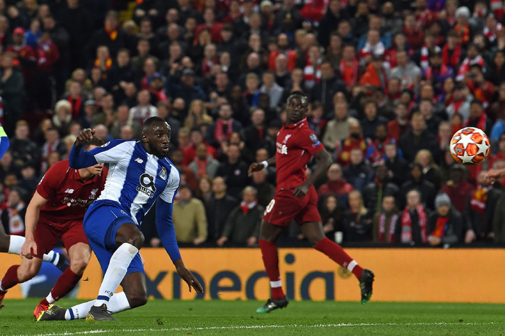 Tim tamu Porto membahayakan gawang Liverpool pada menit ke-2. Namun tendangan striker Moussa Marega menyambut umpan silang rekannya masih melebar.