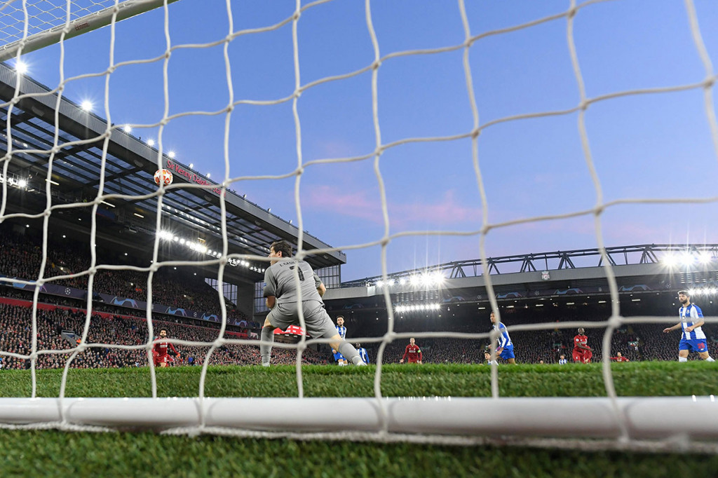 The Red akhirnya berhasil unggul terlebih dahulu lewat Naby Keita pada menit ke-5. Sepakan gelandang asal Guinea tersebut terdefleksi bek Oliver Torres yang membuat kiper veteran Iker Casillas tak berdaya.