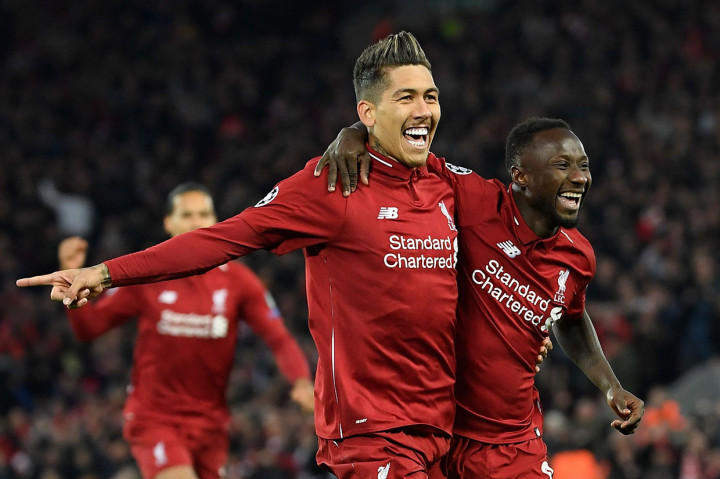 Keita melakukan selebrasi bersama Roberto Firmino.