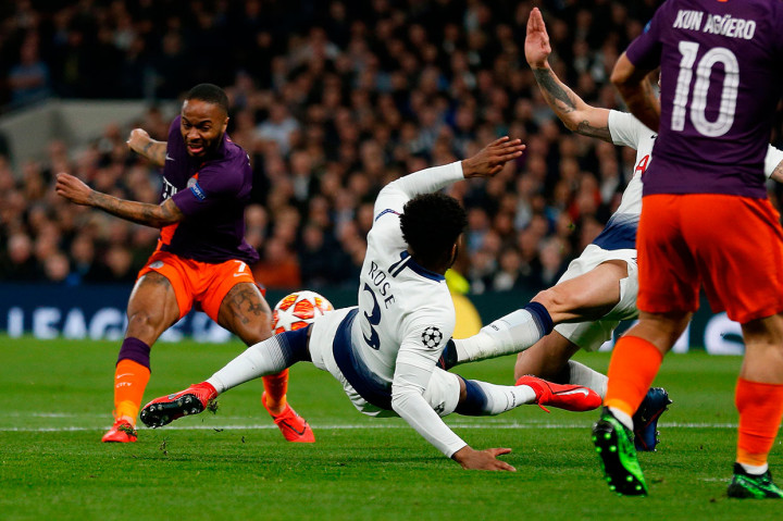 Manchester City mendapatkan hadiah penalti pada menit ke-10 setelah tembakan Raheem Sterling diblok dan mengenai tangan Danny Rose. 