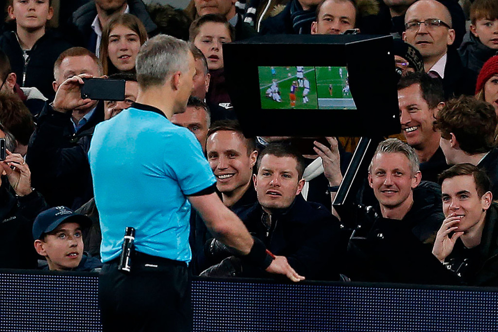 Setelah melihat video assistant referee (VAR) wasit memutuskan memberi penalti kepada City karena Rose handball.