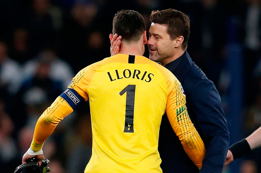 Tak ada tambahan gol lagi hingga laga usai. Pelatih Spurs Mauricio Pochettino memberi ucapan selamat kepada Lloris.