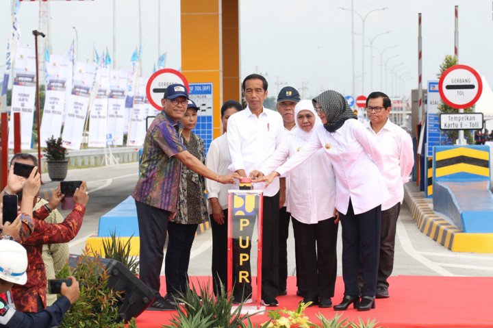 Presiden Jokowi membunyikan sirine sebagai tanda telah beroperasinya ruas tol Pasuruan-Probolinggo, Jawa Timur, seksi I hingga III.