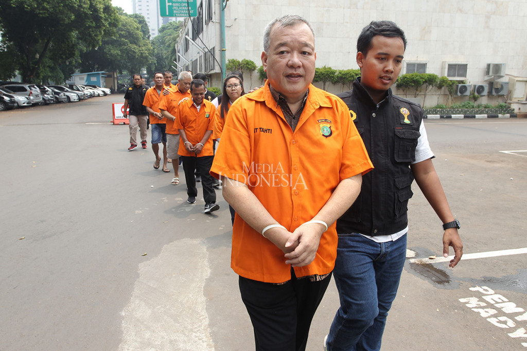 Satgas Antimafia Bola Polri melimpahkan 6 orang tersangka dan barang bukti terkait mafia bola ke Kejaksaan Agung (Kejagung) setelah berkas perkara dinyatakan lengkap.