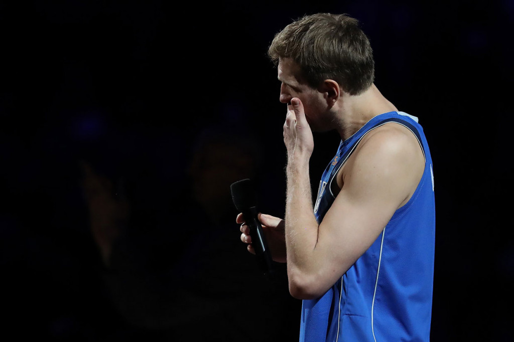 Nowitzki menyampaikan pengumuman yang sudah banyak dinanti orang itu setelah mencatat rekor poin tertinggi dalam musim ini dengan 30 poin termasuk dari lima lemparan tiga angka.    Dia mencetak 10 poin pada tujuh menit pertama pertandingan dan 19 poin dari 18 lemparan sepanjang paruh pertama.