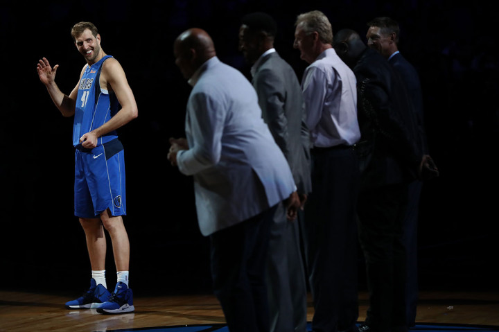 Pebasket yang sudah 14 kali tampil di All-Star dan pencetak skor terbanyak keenam dalam sejarah NBA itu (31.540 poin) menuntaskan pertandingan melawan Suns dengan delapan rebound, tiga assist dan satu blok selama 33 menit bertanding untuk Mavericks.