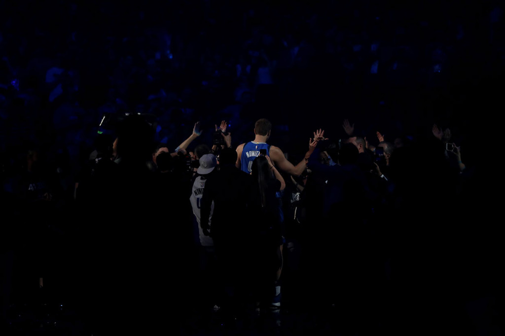 Tetapi pada malam spesial tadi, Nowitzki membalikkan keadaan sehingga pendukung meneriakkan M-V-P! M-V-P!  Nowitzki memenangi gelar MVP musim reguler pada 2007 dan MVP Final NBA pada 2011 ketika mengantarkan Dallas menjadi juara NBA yang cuma satu kali diraih klub ini.
