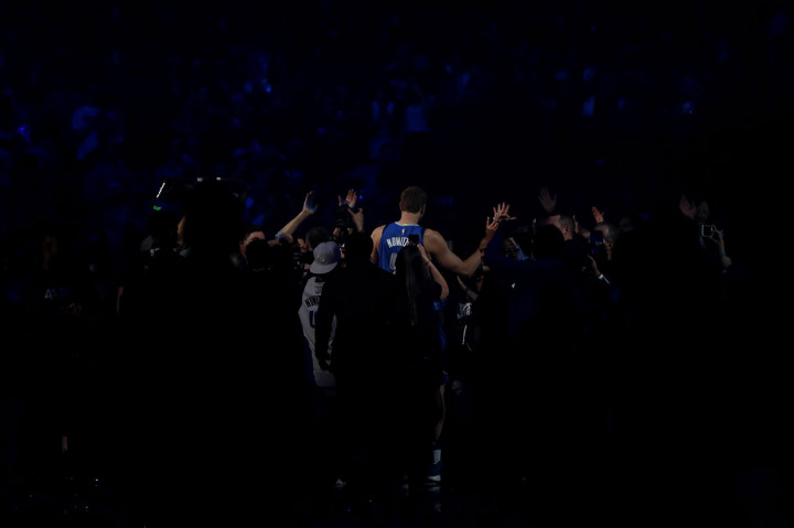 Tetapi pada malam spesial tadi, Nowitzki membalikkan keadaan sehingga pendukung meneriakkan M-V-P! M-V-P!  Nowitzki memenangi gelar MVP musim reguler pada 2007 dan MVP Final NBA pada 2011 ketika mengantarkan Dallas menjadi juara NBA yang cuma satu kali diraih klub ini.