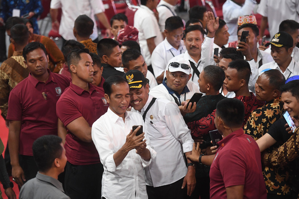 Kehadiran Presiden Jokowi disambut antusias para peserta silaturahmi yang ingin berswafoto.