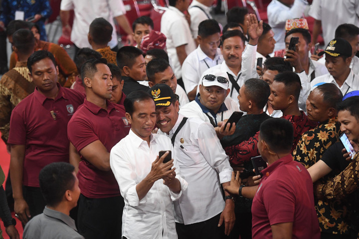 Kehadiran Presiden Jokowi disambut antusias para peserta silaturahmi yang ingin berswafoto.