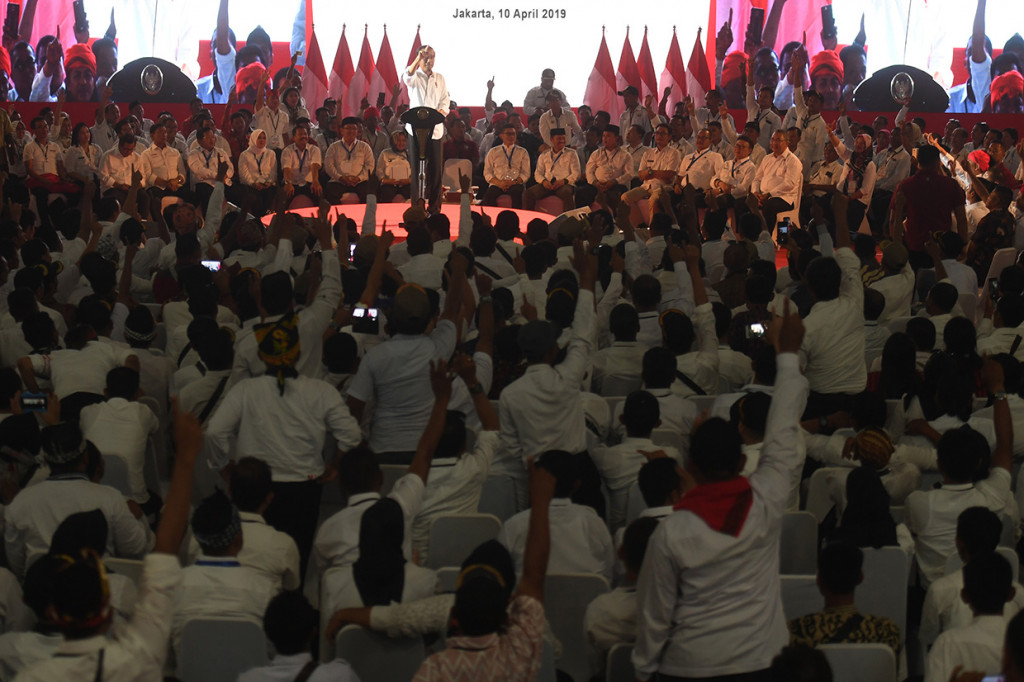 Presiden mengatakan akan terus menaikkan jumlah dana desa serta memudahkan sistem laporan pertanggungjawabannya.