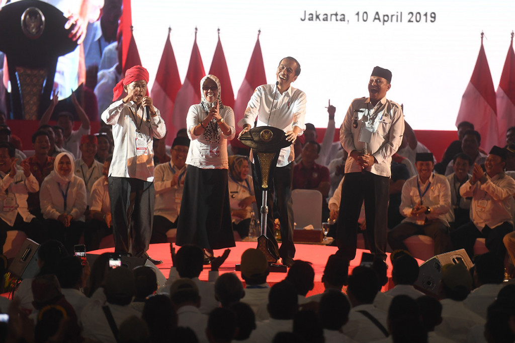 Presiden Joko Widodo berdialog dengan perwakilan kepala desa saat menghadiri Silaturahmi Nasional Pemerintahan Desa se-Indonesia di Jakarta.