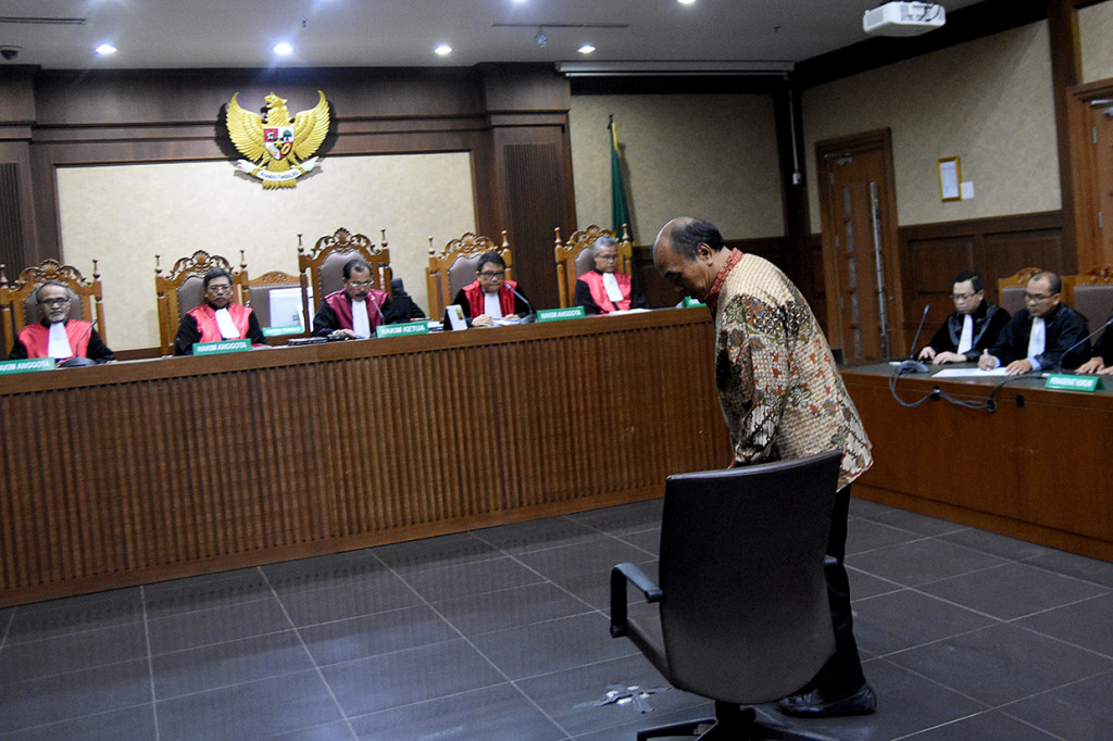 Terdakwa mantan Dirut PT Asuransi Jasa Indonesia (Jasindo) Budi Tjahjono menjalani sidang putusan terkait dugaan korupsi pembayaran komisi fiktif dalam pengadaan asuransi minyak dan gas pada BP Migas-KKKS tahun 2010-2012 dan tahun 2012-2014 di Pengadilan Tipikor.