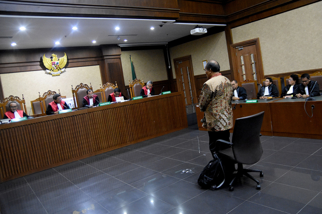 Majelis hakim memvonis Budi Tjahjono dengan hukuman tujuh tahun penjara dan denda Rp300 juta subsider tiga bulan.