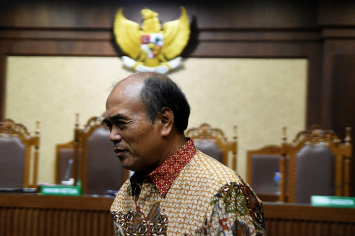 Hakim juga menjatuhkan hukuman tambahan bagi Budi berupa membayar uang pengganti senilai Rp 6 miliar dan USD 462.795, dikurangi uang yang telah dikembalikannya kepada KPK sebesar Rp 1 miliar.