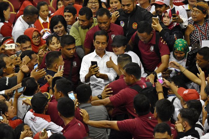 Calon presiden nomor urut 01 Joko Widodo berswafoto dengan pendukungnya usai berkampanye di Gelanggang Olah Raga (GOR) Ciracas, Jakarta Timur.