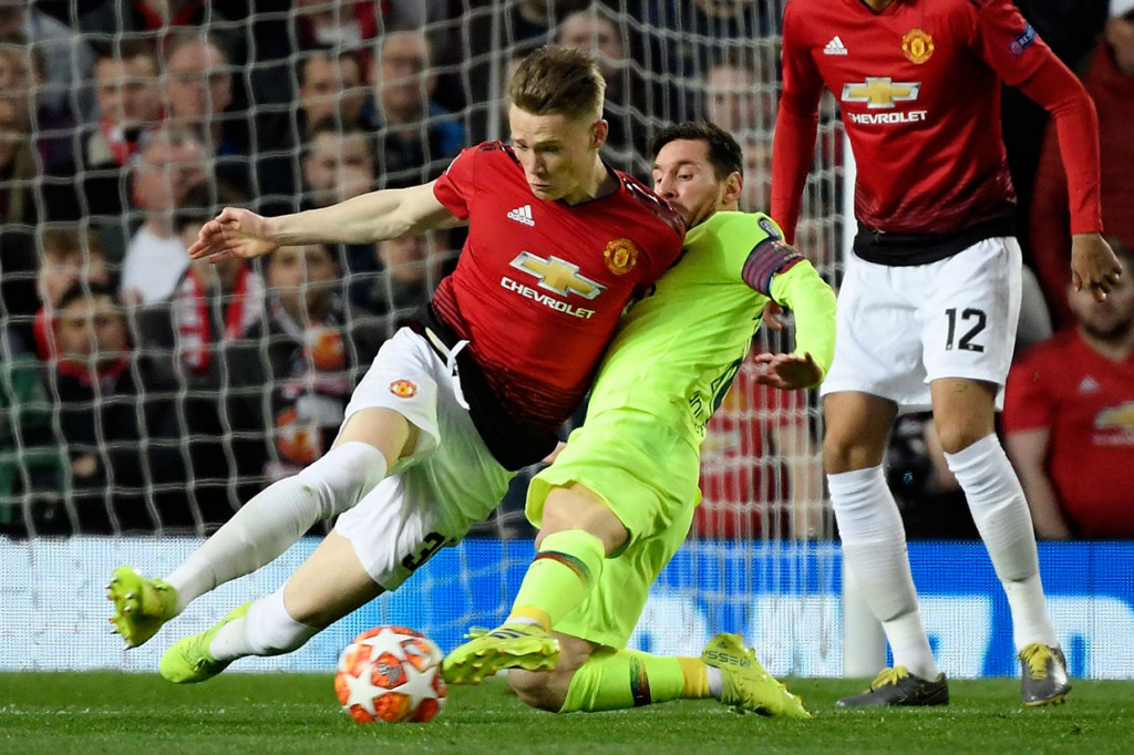 Lionel Messi dkk menguasai jalannya pertandingan sejak awal laga. Namun pertahanan tim tuan rumah begitu ketat, sehingga menyulitkan para pemain Barca untuk menembus gawang MU.