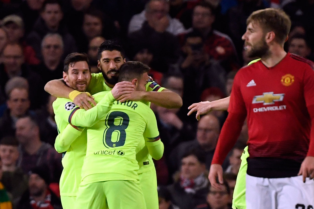 Tim tamu akhirnya berhasil unggul terlebih dahulu akibat gol bunuh diri Luke Shaw pada menit ke-12. Gol berawal dari umpan lambung Lionel Messi yang disambut tandukan Luis Suares. Bola membentur Luke Shaw dan masuk ke gawang sendiri.