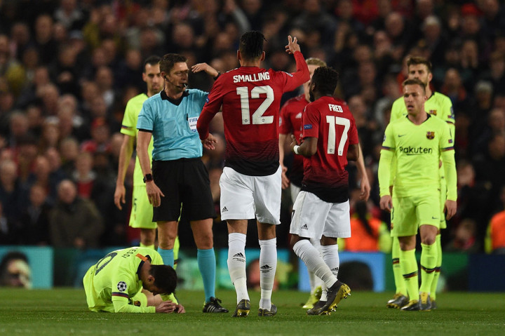 Pada menit ke-29 laga dihentikan sejenak setelah Messi mengalami perdarahan di hidung akibat ditabrak bek MU Chris Smalling.