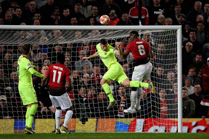 Sementara pemain belakang Barca Clement Lenglet berhasil menghalau bola yang membahayakan gawang timnya.