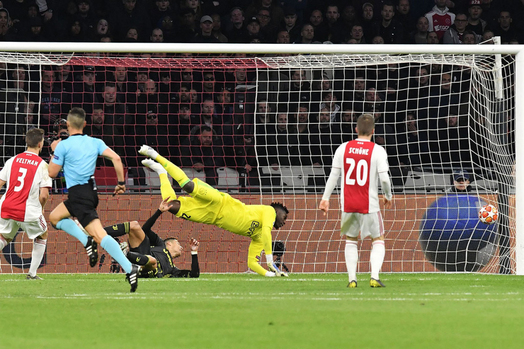 CR7 mencetak gol pembuka bagi Juventus di akhir babak pertama. Gol berawal dari umpan matang Joao Concelo yang ditanduk Ronaldo untuk menaklukkan kiper Ajax Andre Onana.