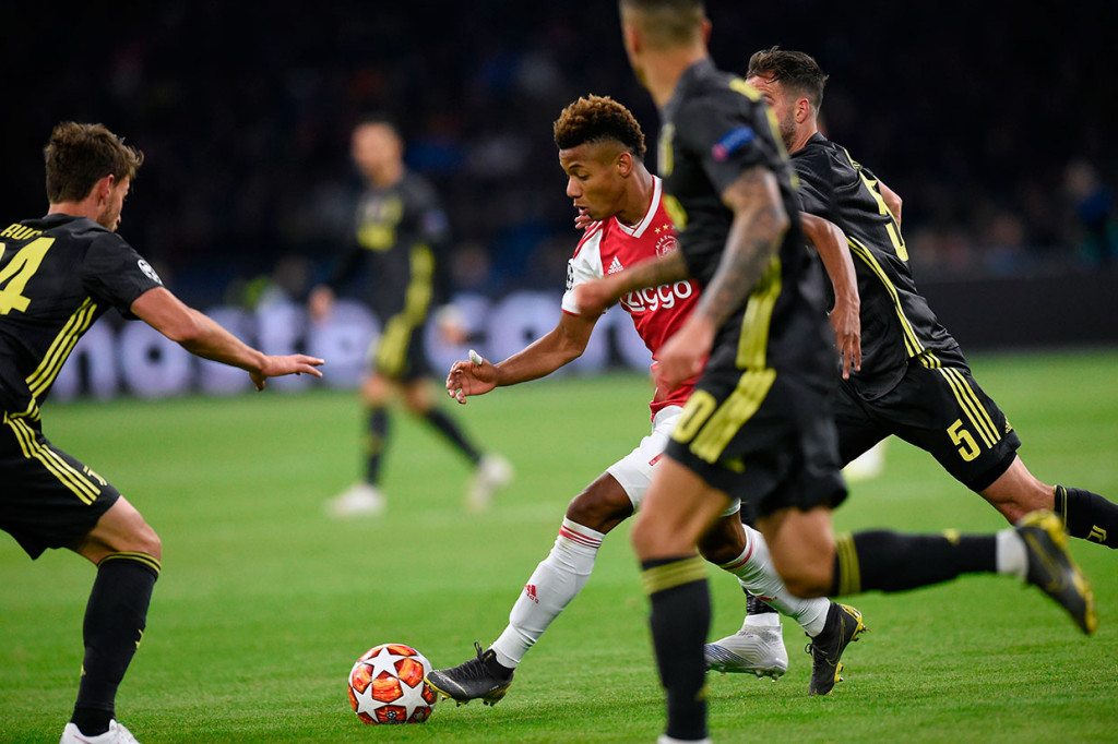 Belum semenit babak kedua berjalan, tuan rumah berhasil menyamakan kedudukan lewat tembakan melengkung kaki kanan David Neres.