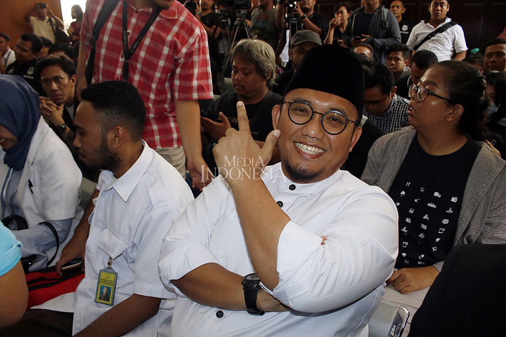 Koordinator Juru Bicara Badan Pemenangan Nasional (BPN) Prabowo-Sandiaga Uno, Dahnil Anzar Simanjuntak berpose dua jari sebelum bersaksi dalam sidang kasus penyebaran kabar bohong atau hoaks dengan terdakwa Ratna Sarumpaet di Pengadilan Negeri (PN) Jakarta Selatan, Kamis, 11 April 2019. MI/Bary Fathahilah