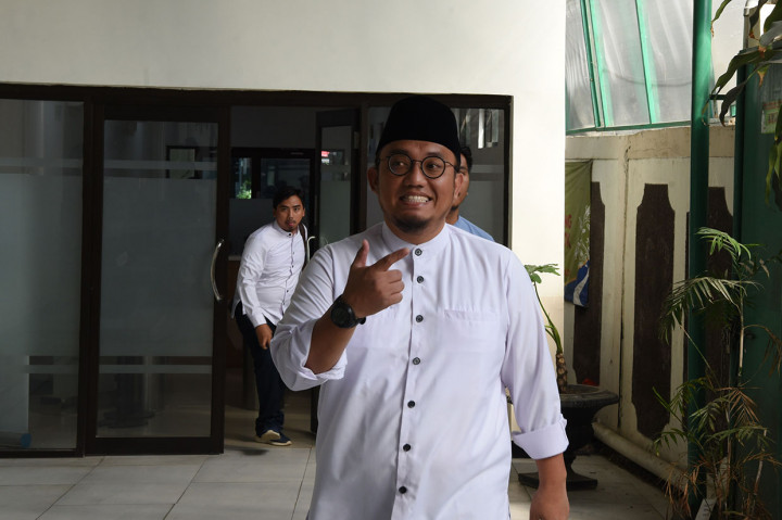 Saat tiba di PN Jakarta Selatan Dahnil Anzar pun sempat berpose dua jari. Antara Foto/Muhammad Adimaja