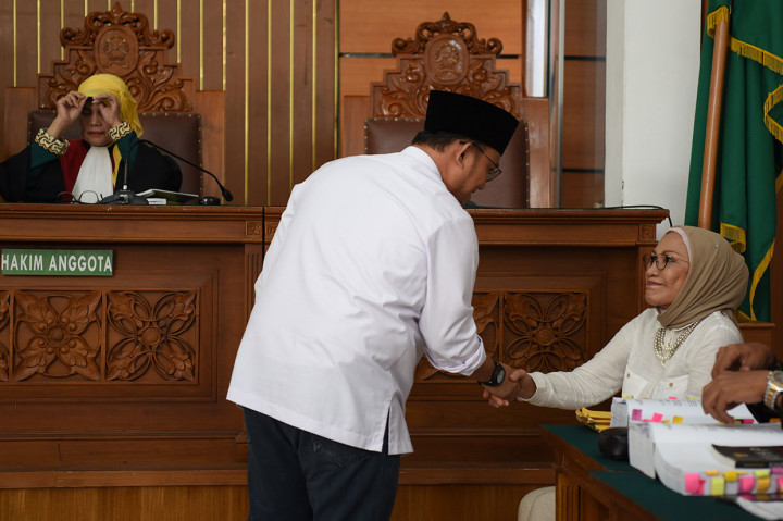 Sesaat sebelum sidang dimulai, Dahnil Anzar berjabat tangan dengan terdakwa Ratna Sarumpaet. Antara Foto/Muhammad Adimaja