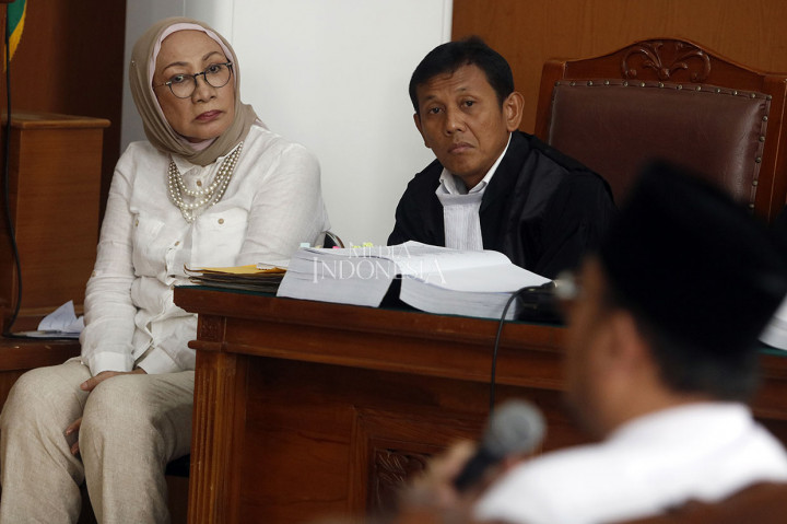Ratna Sarumpaet menyimak keterangan saksi Dahnil Anzar. MI/Bary Fathahilah