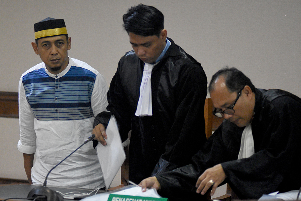 Terdakwa kasus kreator hoax tujuh kontainer surat suara tercoblos, Bagus Bawana Putra (tengah) menjalani sidang mendengarkan keterangan saksi di PN Jakpus. Bagus Bawana Putra didakwa telah menyebarkan informasi bohong atau hoaks tujuh kontainer surat suara tercoblos di Pelabuhan Tanjung Priok, Jakarta Utara.