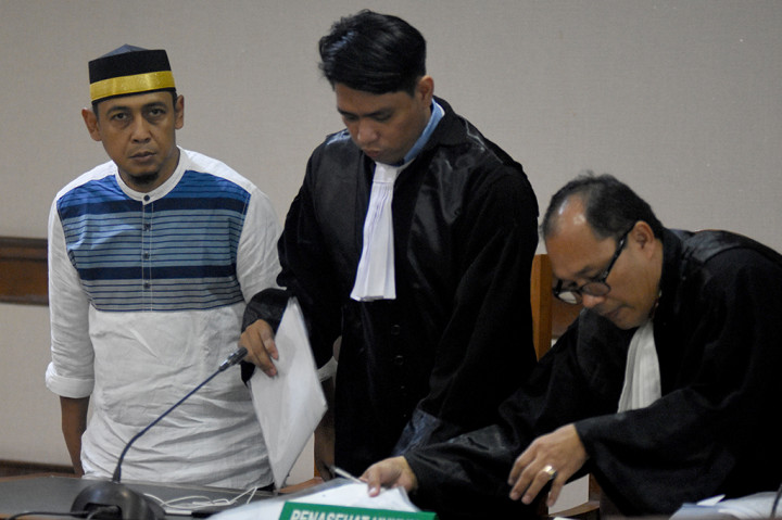 Terdakwa kasus kreator hoax tujuh kontainer surat suara tercoblos, Bagus Bawana Putra (tengah) menjalani sidang mendengarkan keterangan saksi di PN Jakpus. Bagus Bawana Putra didakwa telah menyebarkan informasi bohong atau hoaks tujuh kontainer surat suara tercoblos di Pelabuhan Tanjung Priok, Jakarta Utara.