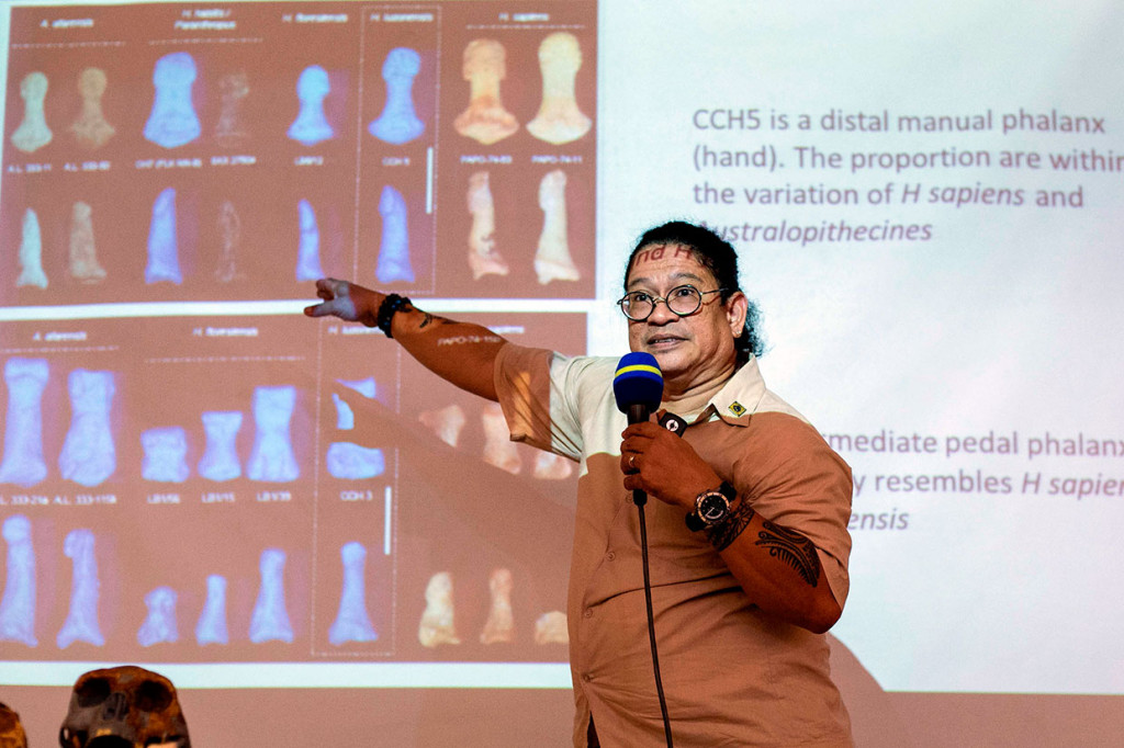 Associate University of the Philippines (UP) Profesor Armand Salvador menunjuk ke sebuah proyektor yang menampilkan fosil dan gigi dari spesiesbaru manusia prasejarah yang telah ditemukan, Homo luzonensis, pada konferensi pers di Auditorium Sains College UP di Manila, Kamis, 11 April 2019. 