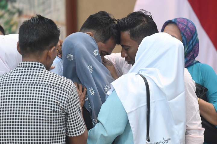 WNI yang sempat disandera kelompok Abu Sayyaf di Filipina Selatan, Heri Ardiansyah berpelukan dengan kerabatnya saat penyerahterimaan di Kementerian Luar Negeri, Jakarta.