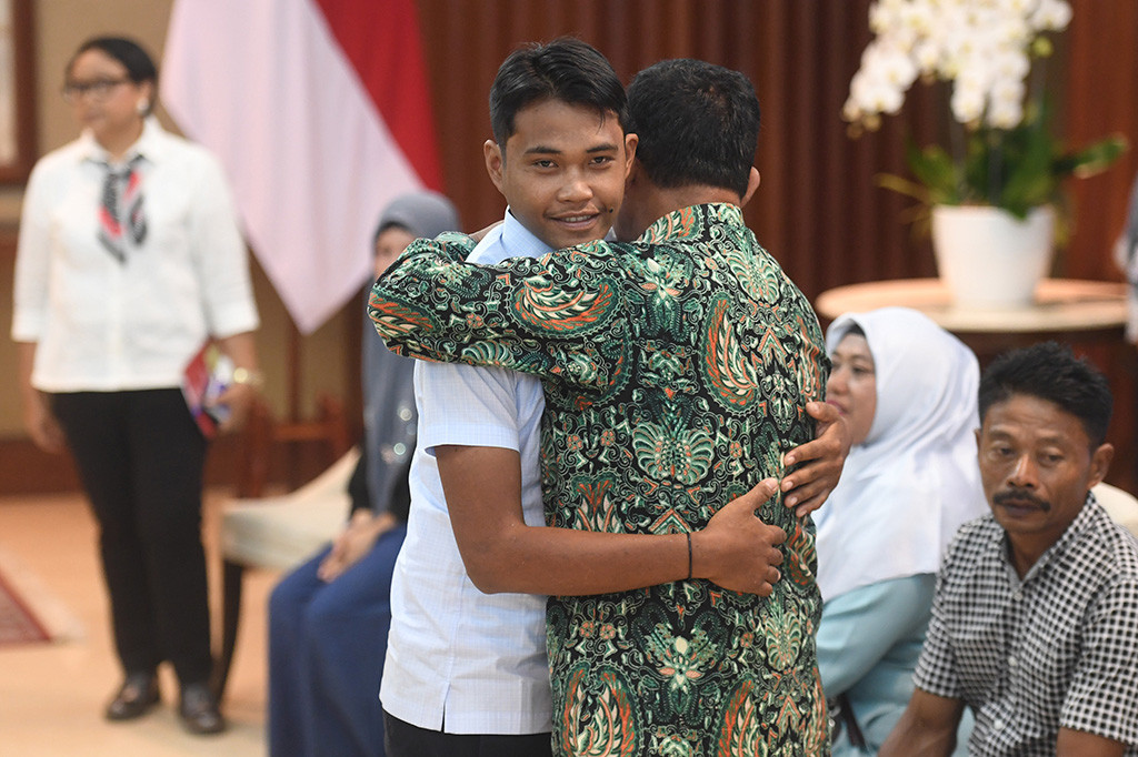 Kementerian Luar Negeri menyerahkan Heri Ardiansyah dan jenazah rekannya Hariadin yang tewas saat menyelamatkan diri dari kelompok Abu Sayyaf kepada keluarga.