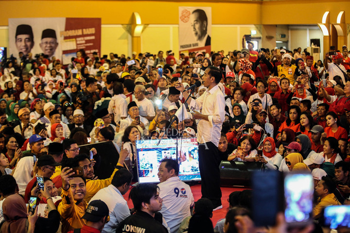 Calon presiden nomor urut 01 Joko Widodo menyampaikan orasi politiknya dalam kampanye terbuka di Hotel Bumi Wiyata, Depok, Jawa Barat.