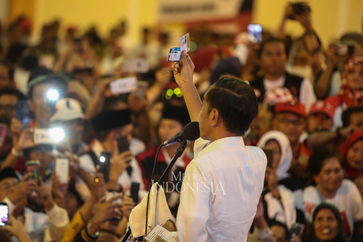 Jokowi juga memaparkan tiga kartu yang menjadi andalannya yakni Kartu Sembako Murah, Kartu Pra Kerja, Kartu Indonesia Pintar (KIP) Kuliah. Jokowi mengatakan, kartu kartu ini baru bisa digunakan pada tahun 2020.
