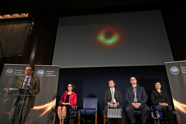 Para ilmuwan di enam kota dari tiga benua secara bersamaan meluncurkan gambar pertama dari fenomena misterius ini. Gambar tersebut dihasilkan oleh bayangan lubang hitam itu sendiri.