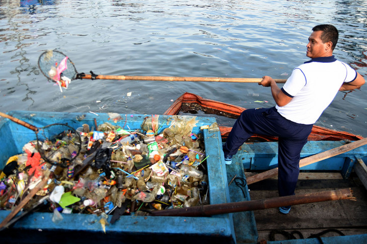 Pajurit TNI AL menjaring sampah di laut pada aksi bersih-bersih pantai di Dermaga Kolinlamil, Tanjung Priok, Jakarta Utara, Jumat, 12 April 2019.