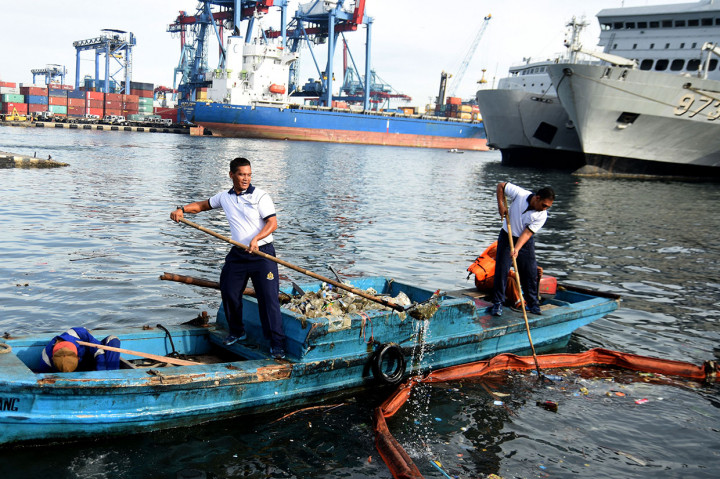 Sampah yang dijaring kebanyakan adalah kemasan plastik bekas minuman yang terbawa arus hingga ke laut.