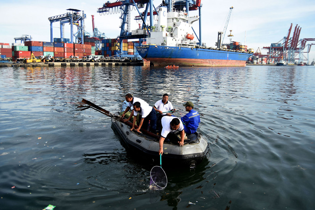 Kegiatan itu guna membersihkan sampah yang mencemari lingkungan laut terutama di kawasan Pelabuhan Tanjung Priok.