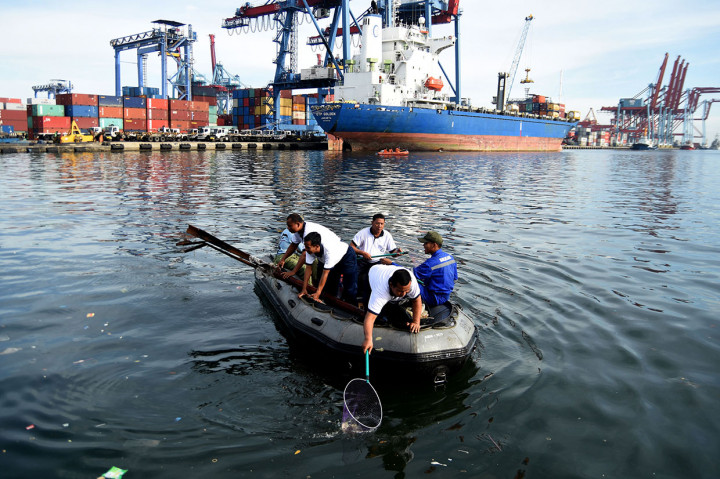Kegiatan itu guna membersihkan sampah yang mencemari lingkungan laut terutama di kawasan Pelabuhan Tanjung Priok.
