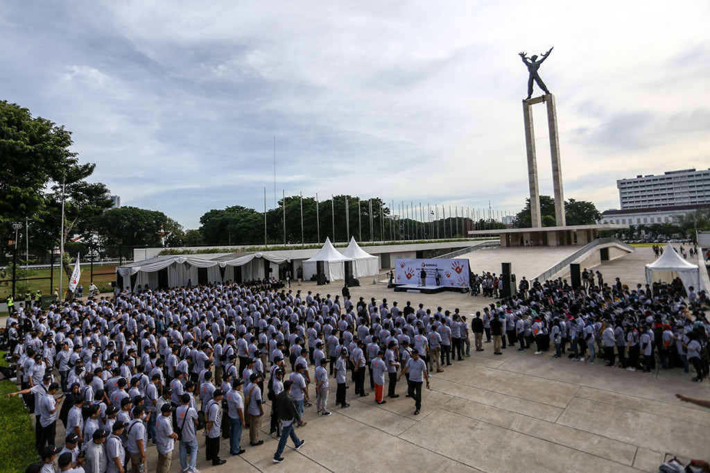 Ratusan petugas mengikuti apel patroli pengawasan anti politik uang Pemilu 2019 di Lapangan Banteng, Jakarta, Jumat, 12 April 2019.