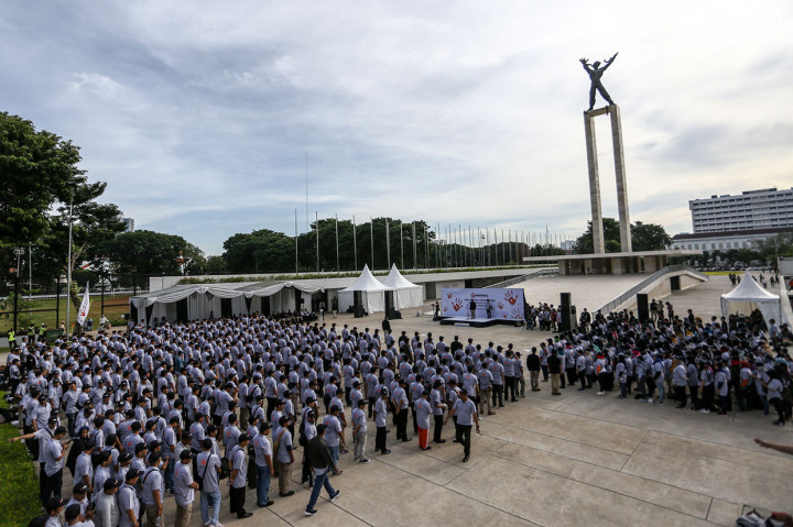 Ratusan petugas mengikuti apel patroli pengawasan anti politik uang Pemilu 2019 di Lapangan Banteng, Jakarta, Jumat, 12 April 2019.