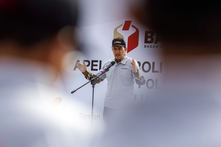 Wakil Ketua Komisi Pemberantasan Korupsi (KPK) Saut Situmorang memberikan arahan kepada peserta apel patroli pengawasan anti politik uang Pemilu 2019 di Lapangan Banteng, Jakarta.