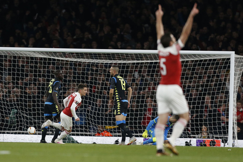 10 menit kemudian tuan rumah menggandakan keunggulan akibat gol bunuh diri Kalidou Koulibaly. Gol terjadi setelah sepakan Lucas Torreira membentur Koulibaly dan bola berubah arah yang membuat kiper Napoli mati langkah. Skor 2-0 bertahan hingga jeda.