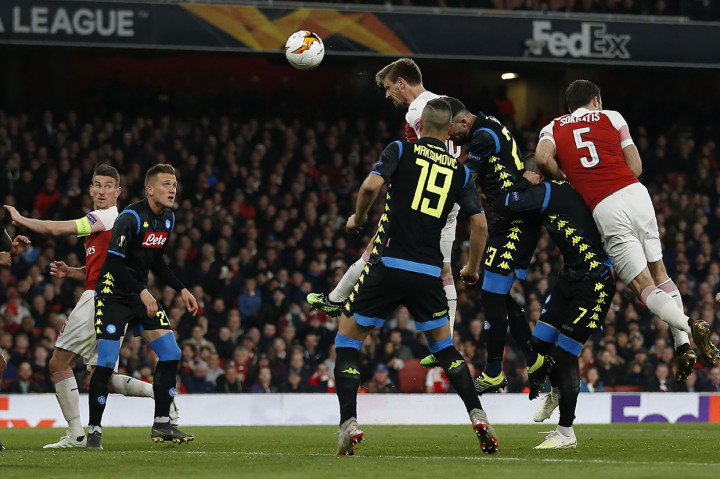 Di babak kedua pemain kedua kesebelasan saling berbalas serangan. Tandukan pemain belakang Arsenal Nacho Monreal belum menemui sasaran. 